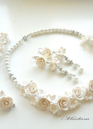 Весільна прикраса білого кольору з трояндами та маленькими кві...