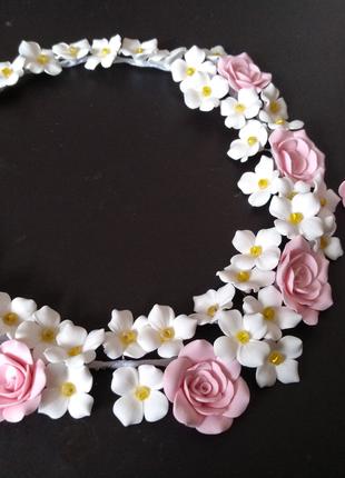 Кольє для дівчини з білими квітами та рожевими трояндами