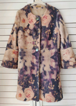 Женское итальянское пальто с нежным цветочным принтом.