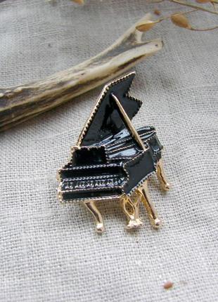 Оригинальная небольшая черная брошь в виде рояля цвет черный з...