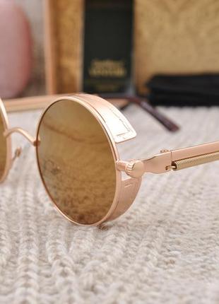 Красивые круглые солнцезащитные зеркальные  очки с боковой шор...