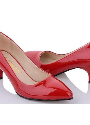 Женские красные лаковые туфли на каблуке модельные (размеры: 3...