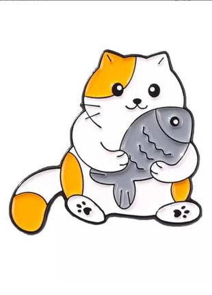 Значок / пін металевий  мила мультяшна  кішка з рибою