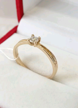 Помолвочное золотое кольцо с бриллиантом