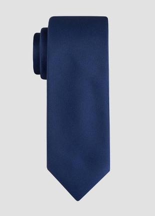 Темно синий галстук узкий