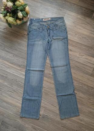 Голубые джинсы с вышивкой на карманах р.28