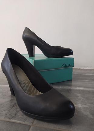 Черные туфли от clarks