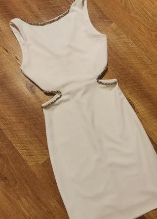 Белое платье с вырезами и цепочками со стразами