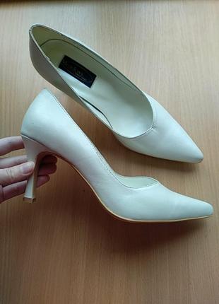 Білі шкіряні туфельки у вінтажному стилі