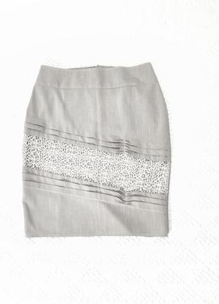 Серая юбка карандаш с кружевом