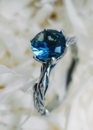 Кольцо женское серебрянное с голубым цирконом