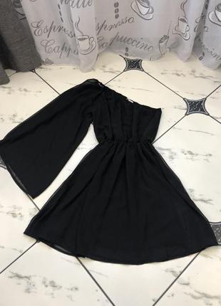 Чёрное платье на одно плечо
