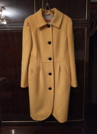 Нове пальто жовтого кольору з підкладкою
