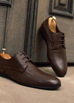 Кожаная обувь на низком каблуке коричневого цвета