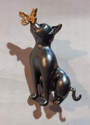 Брошь брошка металл серый кот кошка на носу золотистая бабочка