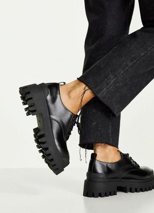 Чорні масивні туфлі на плоскій підошві зі шнурівкою, броги, ло...