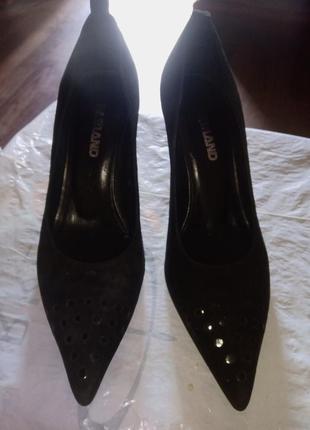 Замшеві чорні туфлі класичної моделі