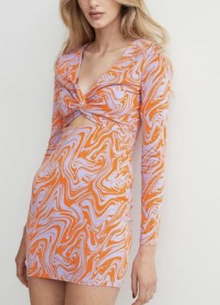 Платье оранжевое с принтом с вырезом с рукавами