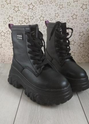 Чорные ботинки из экокожи