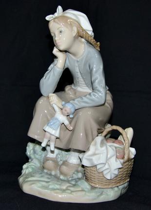 Статуэтка «Девочка с куклой и корзинкой».