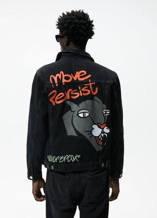 Джинсова куртка з принтом у стилі графіті