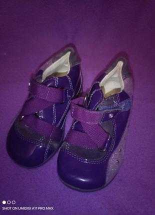 Фиолетовые кроссовки primigi