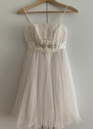 Стильне коктейльне плаття кольору айворі