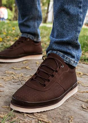 Легкие и удобные кроссовки коричневого цвета