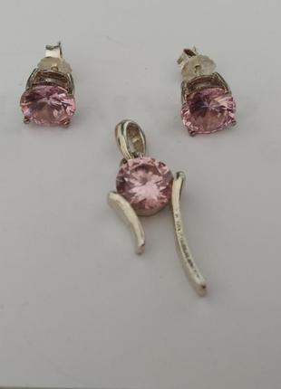 Набор серьги-гвоздики и кулон с розовым камнем в серебре 925 п...