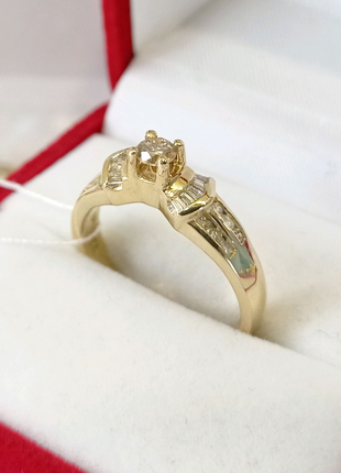 Золотое кольцо с бриллиантами для помолвки
