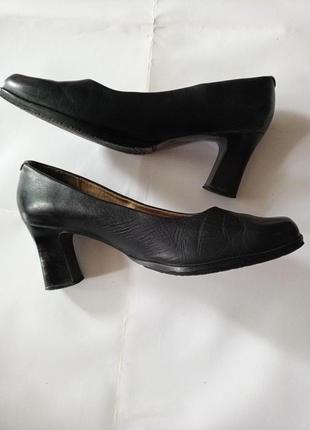 Шкіряні класичні чорні туфлі на стійкому каблуці