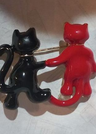 Брошь брошка кот и кошка парочка держатся за лапку черный и кр...