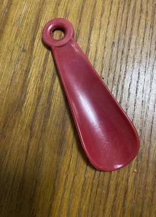 Лопатка ложка для взуття пластикова червона маленька