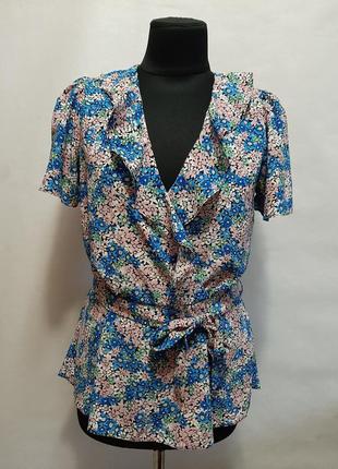 Блуза на запах с рюшами в цветочный принт размер m