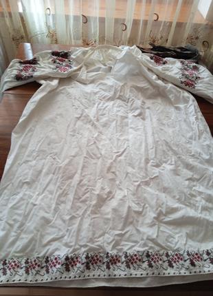 Сукня з вишивкою українська