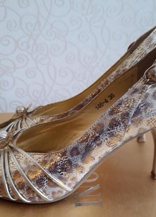 Итальянские кожаные золотые туфли kitten heels с леопардовым п...
