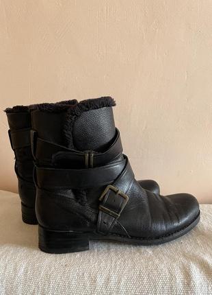 Женские черные демисезонные ботинки с ремешком