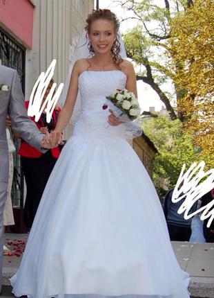 Свадебное белое платье с бусами