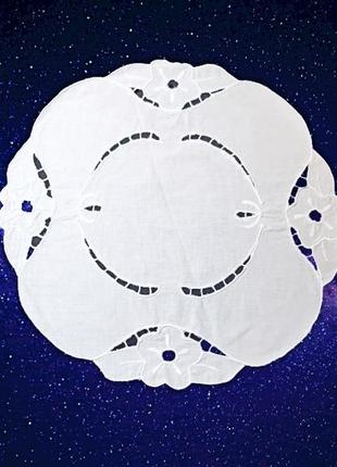 Белая круглая салфетка с вышивкой ришелье