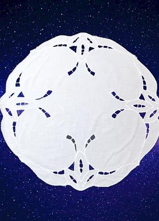 Круглая белая салфетка с вышивкой ришелье