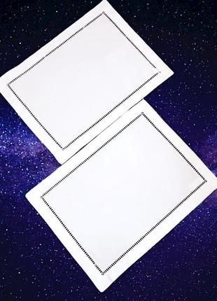 Две белые прямоугольные салфетки с мережкой