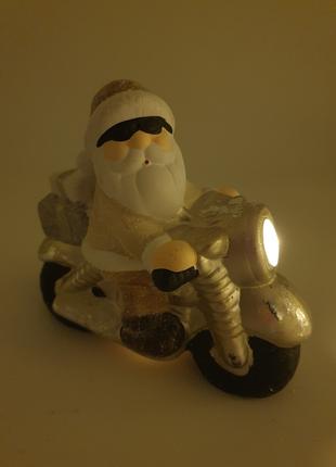 Декоративная новогодняя статуэтка Санта Клаус на мотоцикле с L...