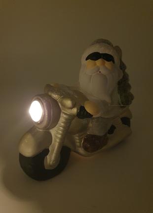 Декоративная новогодняя статуэтка Санта Клаус на мотоцикле с L...