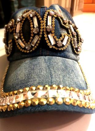 Женская джинсовая кепка в камнях