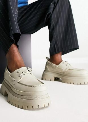 Туфлі-човники asos design з білої штучної шкіри на масивній пі...