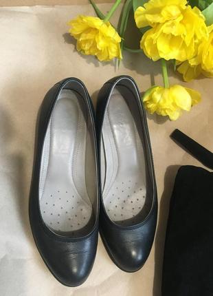 Женские туфли черного цвета бренда эссо - 37