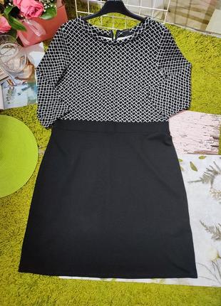 Черное платье футляр с геометрическим принтом от s.oliver