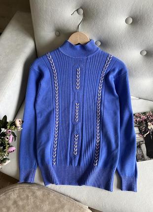 Голубой свитер водолазка