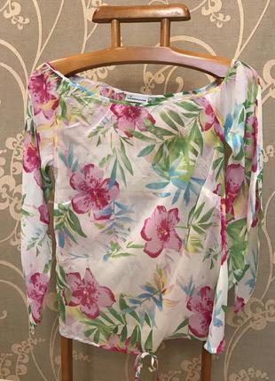 Очень красивая и стильная брендовая блузка в цветах..100% шёлк.
