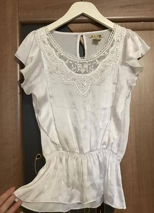 Белая блуза с баской